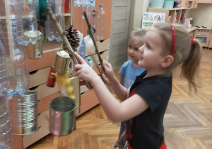 Dziewczynki grają na ekologicznym instrumencie
